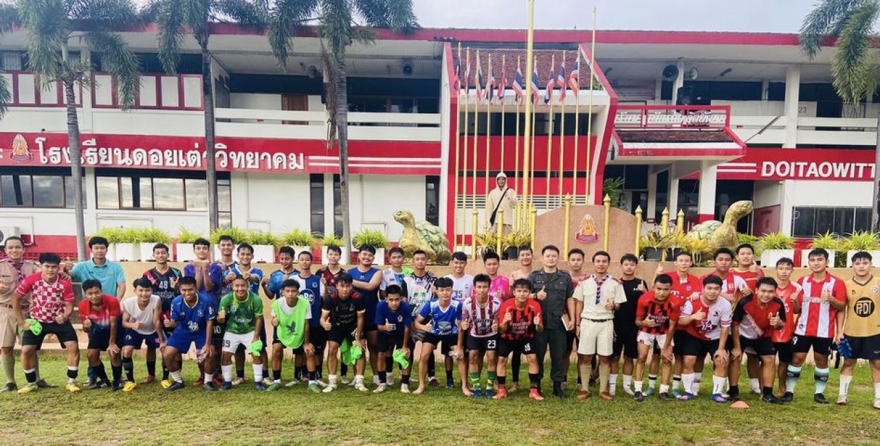 ร่วมการแข่งขันฟุตบอลกระชับมิตร ระหว่างทีมโรงเรียนดอยเต่าวิทยาคม พบ โรงเรียนฮอดพิทยาคม