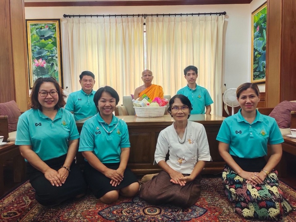 กราบนมัสการ พระวชิรกิจโสภณ เจ้าอาวาสวัดบ้านขุน เจ้าคณะอำเภอฮอด