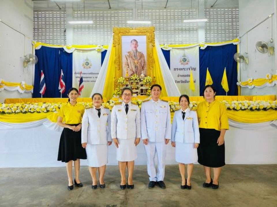 เข้าร่วมพิธีทำบุญตักบาตรถวายราชกุศล เนื่องในโอกาสพระราชพิธีมหามงคลเฉลิมพระชนมพรรษาครบ 6 รอบ 