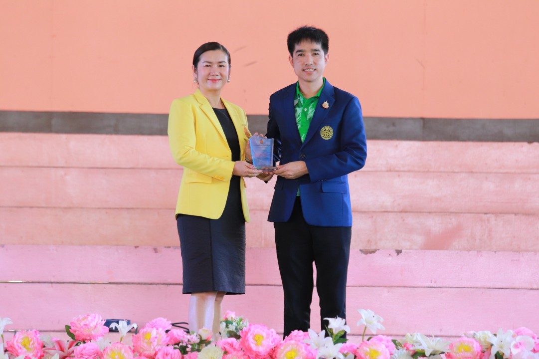 โรงเรียนฮอดพิทยาคม รับรางวัลการนำเสนอแนวปฏิบัติที่เป็นเลิศด้านวิชาการของสถานศึกษา